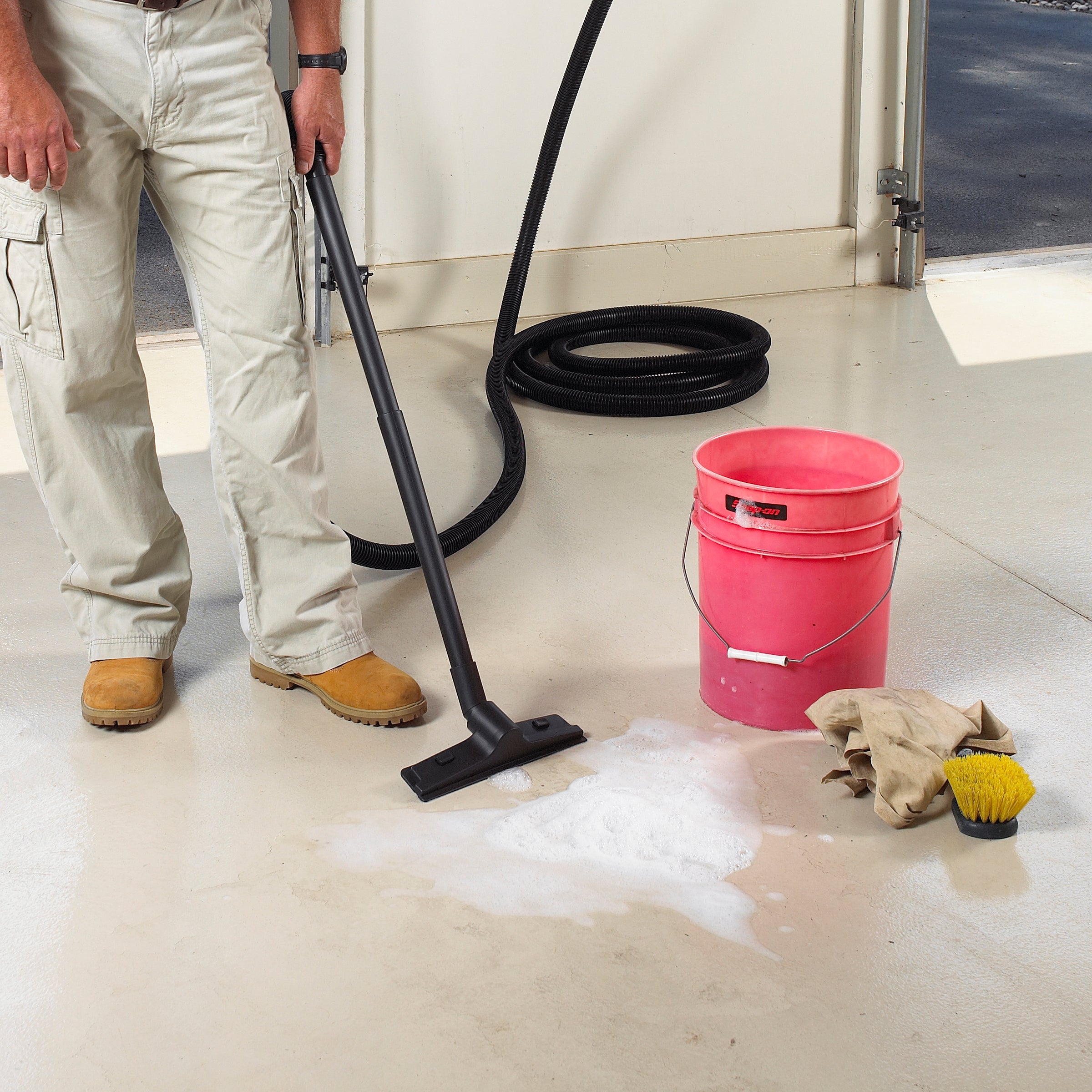 Shop-Vac® 12 inch X 1-1/4 inch diameter Deluxe Floor Nozzle with Brush and Squeegee Inserts - Image 5